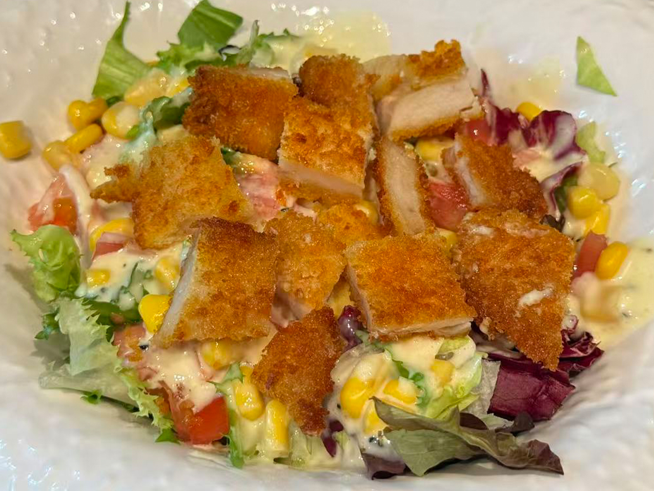 Ensalada deluxe César con pollo